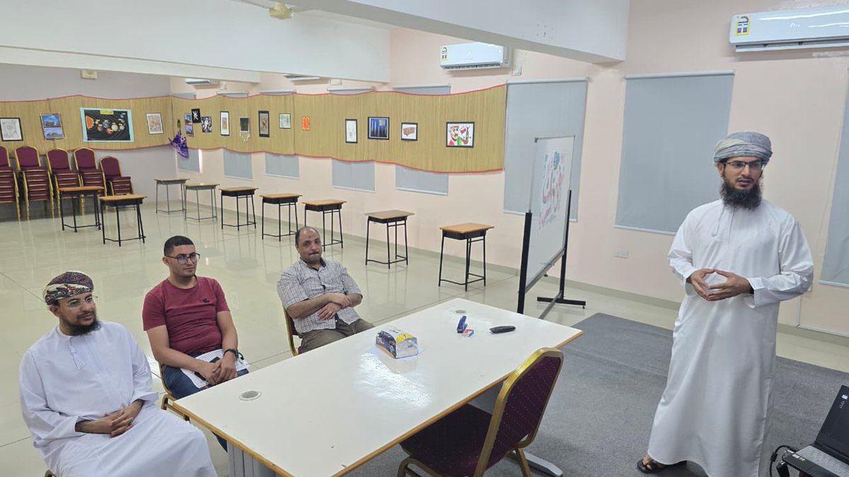 #مشاغل_الوضاح 
قدم الأستاذ ياسر بني عرابة معلم مادة الرياضيات بالمدرسة ورقة عمل حول التعلم النشط تناول فيها أهم استراتيجيات التعلم النشط وايجابيات تطبيقها والصعوبات التي تواجه المعلم في تطبيقها.
#فعاليات_تعليمية_جنوب_الباطنة