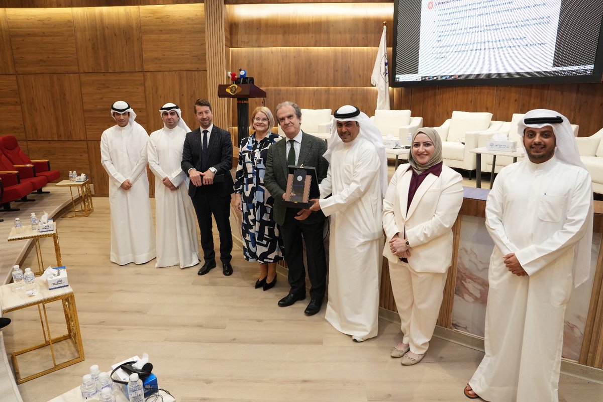 وجمعت الندوة خبراء قانونيين كويتيين وأوروبيين لمناقشة الاتفاقية الجديدة وسبل تعزيز التعاون القانوني ودعم سيادة القانون، في الكويت وأوروبا.

وقالت السفيرة آن كوستينن: "نتطلع من خلال شراكتنا القوية مع الكويت الى تعميق الروابط بين القانونيين في الكويت وأوروبا لحماية القيم المشتركة".