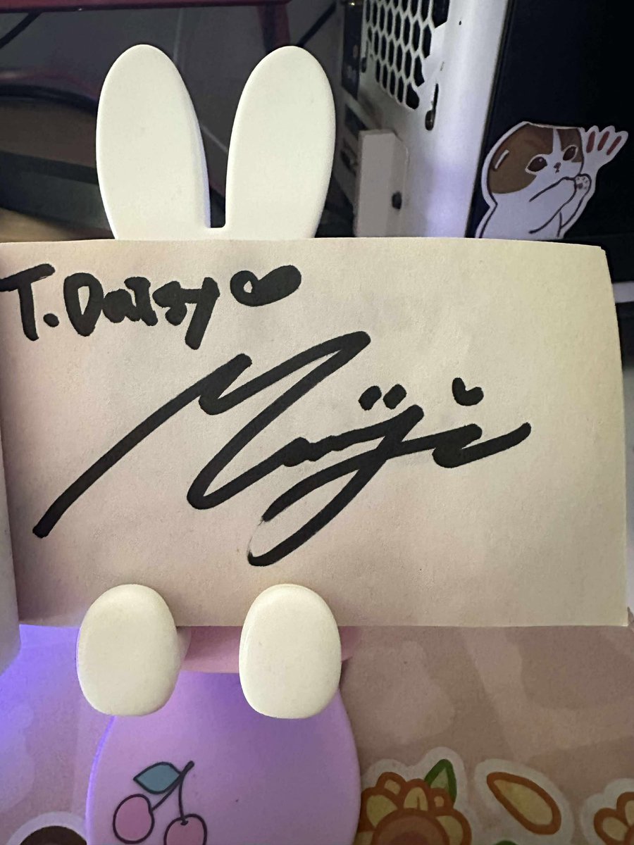 PlusTeam2019's tweet photo. A lucky 🇻🇳 nonfan who really into NJZ’s music just met the members in Australia recently. She also shared lots of encouraging and sweet words from V-Bunnies to the girls. 
She got hugs and autographs from Minji, Hanni, Dani &amp; Hyein. Haerin was in the bathroom so she missed her 😹 https://t.co/Dc40NWFCUI