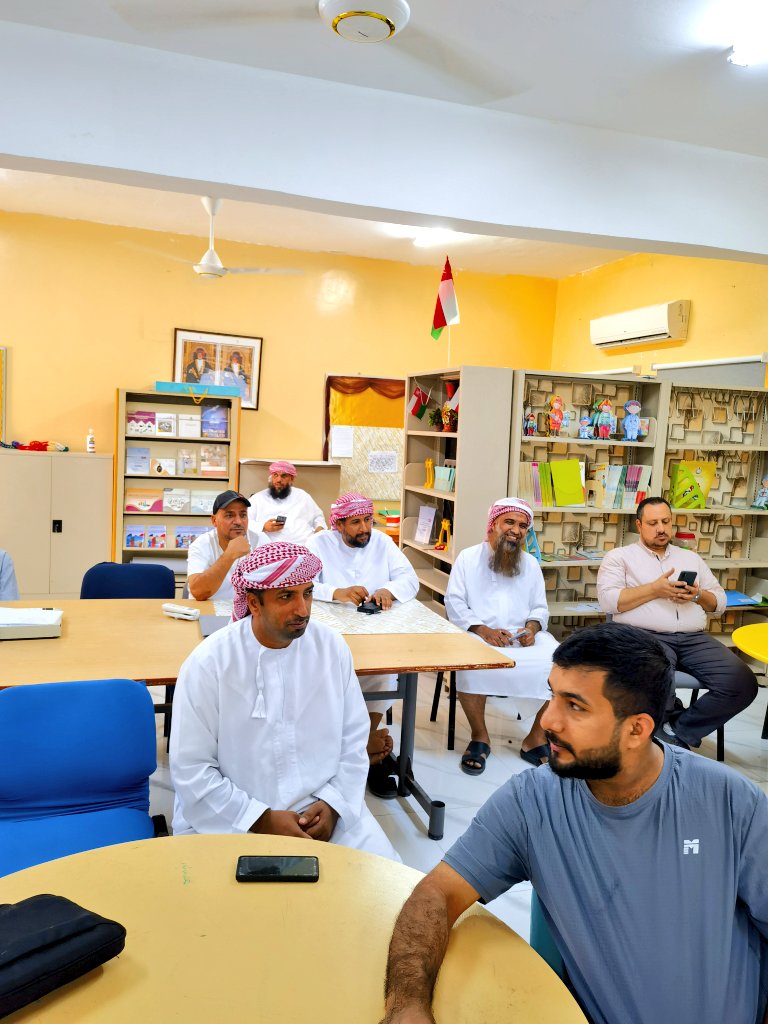 اجتماع أسرة المدرسة برئاسة الفاضل سيف السعدي مدير المدرسة لمناقشة كافة الاستعدادات لامتحانات نهاية الفصل الدراسي الثاني
وبحث ما استجد من أعمال
#فعاليات_تعليميه_مسندم