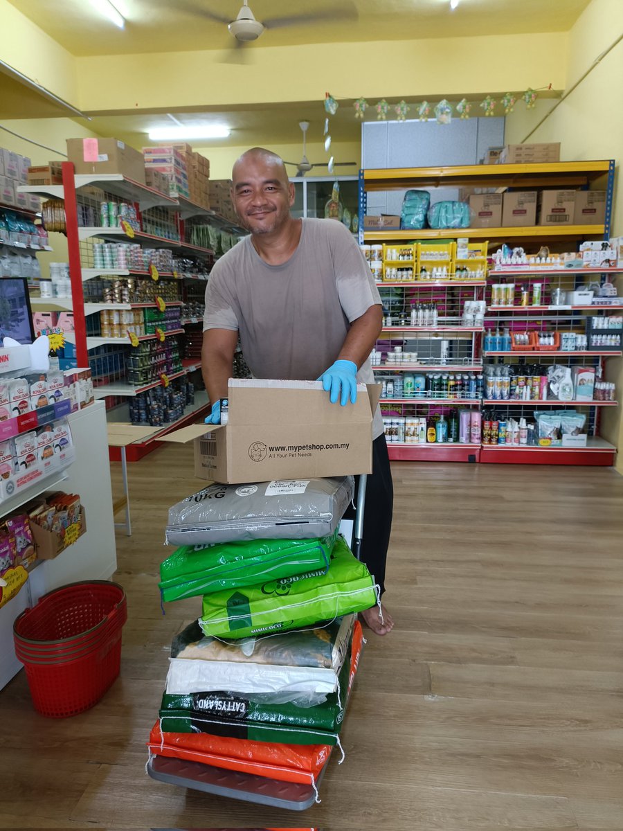 Alhamdulillah.Baru sempat update.T.kasih kawan2 
Jumlah kutipan adalah sebyk Rm1371.Syukur kerna kurangkan bebanan ini.Buat info semua,kos saya setiap bulan mencecah Rm3K setiap bln.Pencen saya,80% saya gunakan semuanya utk misi ini.Hanya tuhan shj mampu balas jasa kalian semua🙏