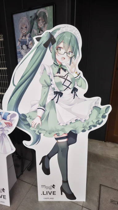 出勤前になんば店にてシロちゃんとボスの等身大パネルを拝見させていただきましたー!自分は昔から視力おばけなので買うか悩んでます・・・w #シロすず眼鏡 