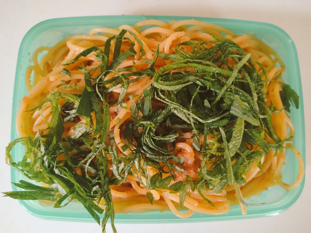 fukumenhobby's tweet photo. 今日のコメなし弁当は明太パスタ。パスタも500gで130円ぐらいだからとても優秀。ただ、時間を置くと麺どうしがくっついちゃうので、そこが難しいところ。いっそ仕事場で茹でるかな。 https://t.co/FYMmFfBHEt