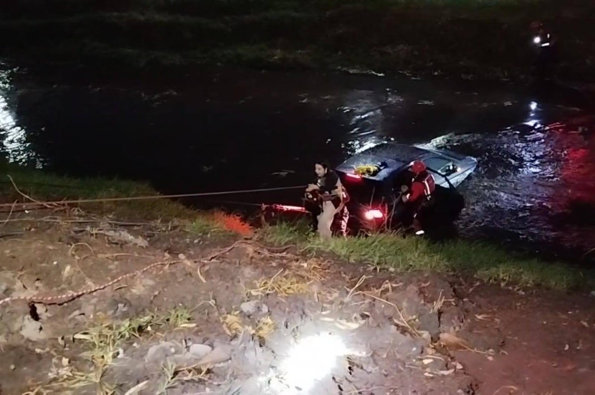 AlertaQro's tweet photo. 🚨🚑Cae #vehículo a #dren de #ElTintero y rescata a 3 personas
⛑️🚨Intensa movilización de los cuerpos de emergencia para rescatar 🚓🚒⚠️ a 3 personas que se encontraban al interior de un vehículo que cayó a un dren, en la colonia El Tintero, en el municipio de Querétaro 💥🚗
🧑⚕️🩺 Con apoyo de personal y equipo especializado se realizaron las labores de extracción y rescate de las tres personas para brindarles las primeras atenciones médicas sin que presentaran lesiones de gravedad.