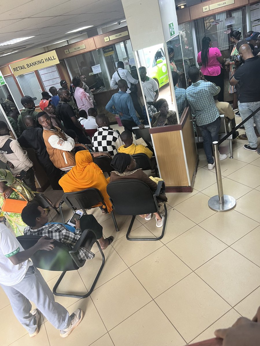 Umuvumyi's tweet photo. @RwEquityBank mwaramutse neza mubyukuri mwadufasha i Rusizi hari ikibazo gikomeye kbs mudufashe mwongere aba teller kuko nibacye bituma service igenda gacyw nta ni ntebe zo kwicaraho zihari kbs kubera abakongomanj benshi bituma umuntu anjya muri bank mugitondo agataha saa munani. https://t.co/3rBkKXks9q