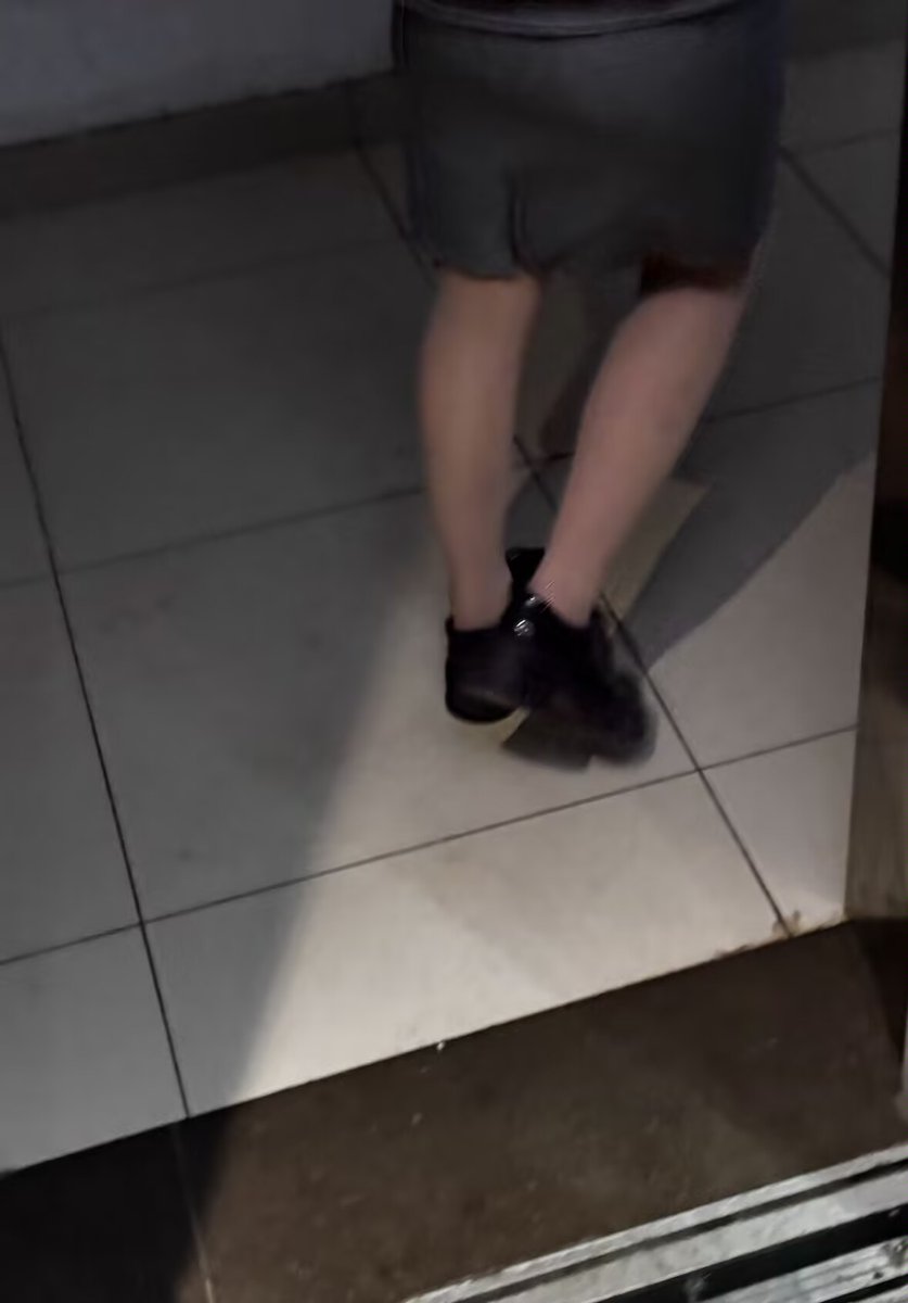 JinanPlayer's tweet photo. 最近一直在玩的银行小姐姐，有一次刚打完胶，下楼就看见小姐姐穿着刚打胶的鞋子下楼了，看来单身的小姐姐有时也很渴望精液的滋润啊。
#扫楼 #打胶 #骚货 #反差婊 #楼道 #扫楼打胶 #高跟鞋 #玩鞋 #射鞋 #精液 #运动鞋 https://t.co/t9DDP702S2