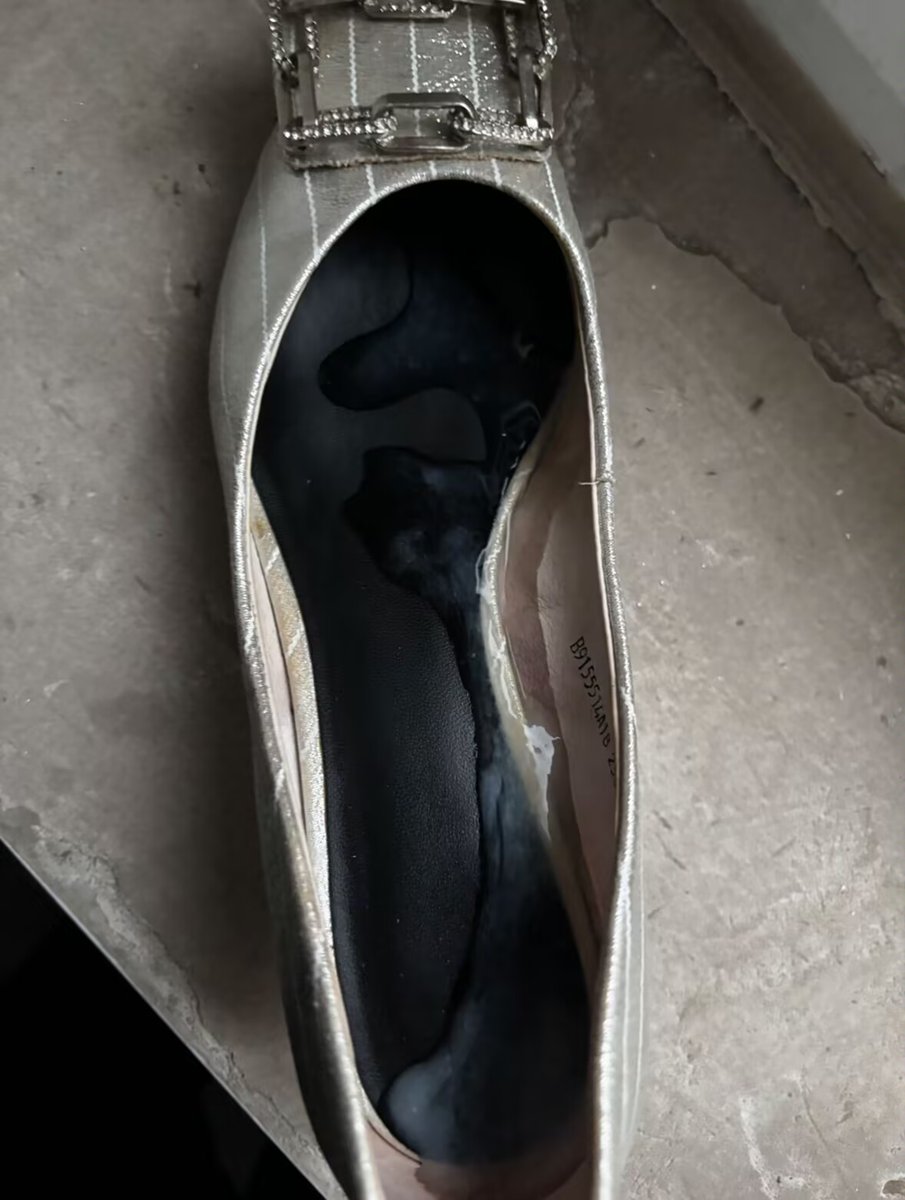 JinanPlayer's tweet photo. 最近一直在玩的银行小姐姐，有一次刚打完胶，下楼就看见小姐姐穿着刚打胶的鞋子下楼了，看来单身的小姐姐有时也很渴望精液的滋润啊。
#扫楼 #打胶 #骚货 #反差婊 #楼道 #扫楼打胶 #高跟鞋 #玩鞋 #射鞋 #精液 #运动鞋 https://t.co/t9DDP702S2