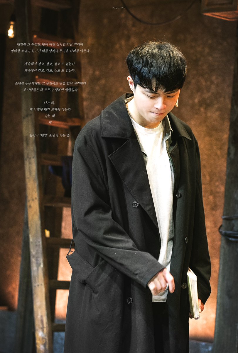 카메라를 보고 행복한 뮬라토 여성이 카메라를 바라보며 행복한 미소를 짓고 있습니다. — 스톡 사진 © Svyatkovsky  #276235758, image size:811x1200