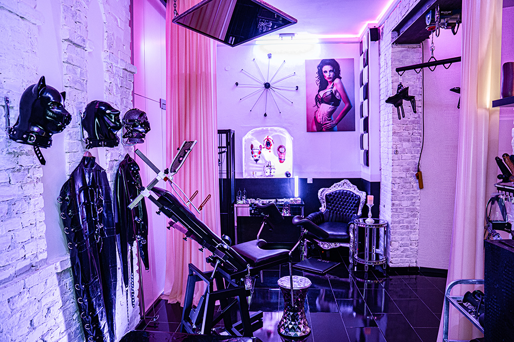 Sklave_EXKREMENTO (@3xkr3m3nt0) on Twitter photo Gestern war ich im Studio <a href="/FetischInstitut/">BDSM Domina Mietstudio Fetisch Institut</a> in Berlin und ich durfte ein paar Räume kennenlernen die ich noch nicht kannte.
Das Studio der <a href="/HerrinBD/">Mistress Blackdiamoond</a> ist mehr als nur Studio.
Eine Location für Fotos, ein Platz um runter zu kommen, ein Raum um zu leben.
fetisch-institut.com Gestern war ich im Studio <a href="/FetischInstitut/">BDSM Domina Mietstudio Fetisch Institut</a> in Berlin und ich durfte ein paar Räume kennenlernen die ich noch nicht kannte.
Das Studio der <a href="/HerrinBD/">Mistress Blackdiamoond</a> ist mehr als nur Studio.
Eine Location für Fotos, ein Platz um runter zu kommen, ein Raum um zu leben.
fetisch-institut.com