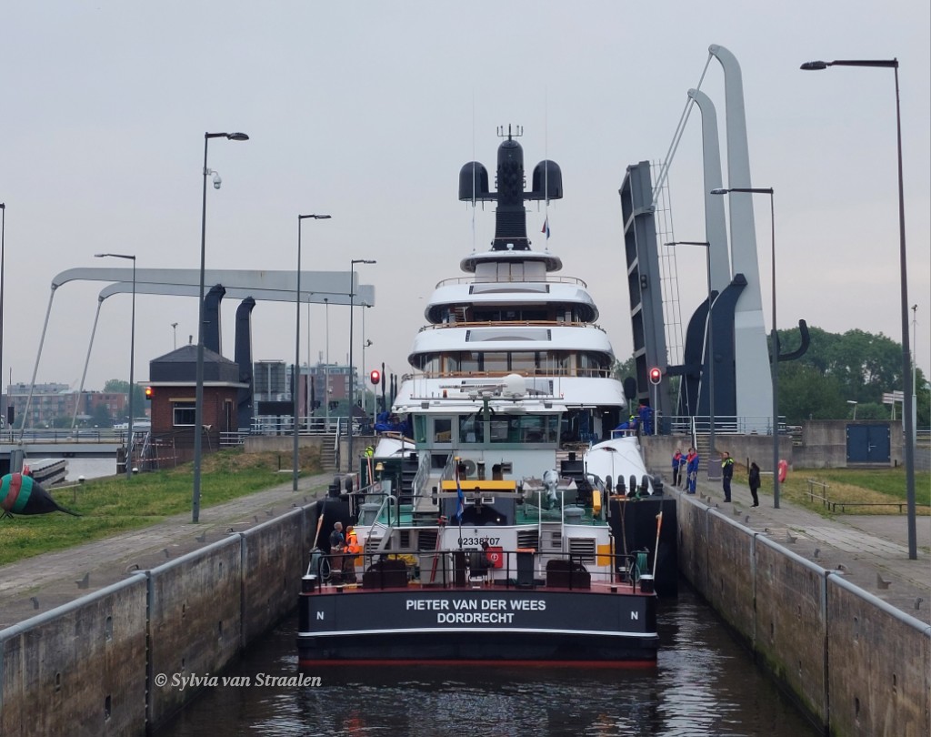 siarella99's tweet photo. Het #superjacht #Project824 van voormalig Starbucks-CEO Howard Schultz ligt nu achterwaarts in de #Julianasluis bij #Gouda.  Het schip zal er zo uit worden gevaren en daarna gedraaid worden om voorwaarts de weg te vervolgen richting #Rotterdam https://t.co/hSVIub3wTF