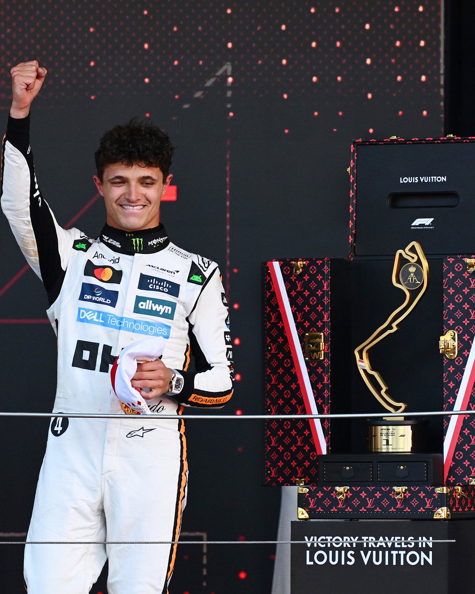 responsejp's tweet photo. F1モナコGP優勝トロフィー、ルイ・ヴィトンの特製トランクとともにマクラーレンのノリスに
https://t.co/PxZJoSS7qE

#エンタメ #モータースポーツ #F1 #マクラーレン https://t.co/FOTJYqPXJ9