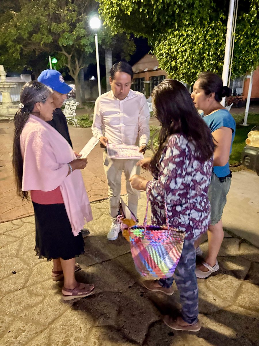 EdenAlejandroAG's tweet photo. #ElecciónJudicial || El #pueblo y la #justicia, siempre son primero. Hoy cerramos esta campaña con diálogo abierto en la plaza de Sto Domingo #Tomaltepec, hablando de lo que más importa: la #justicia.

#Oaxaca Vota 1️⃣8️⃣
Edén Alejandro Aquino García
Candidato Magistrado Mixto •PE https://t.co/Lq2Wp7TqD1