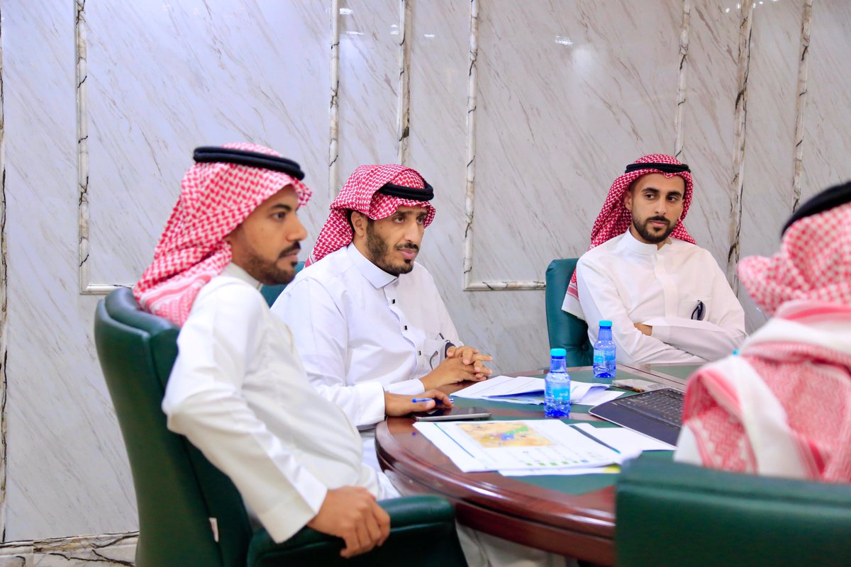 اجتمع سعادة رئيس 
#بلدية_محافظة_القريات م. جمال بن
عبدالدايـم البلـوي مـع مديـر إدارة الـخدمـات
والـشركـة الـمشـغلـة لمـشـروع جـمـع ونـقـل
النفايـات ونظـافـة المحافظـة والقرى التـابعـة
لها ، وذلـك للإطـلاع على سير العمل ومناقشـة
مستوى النظافة العامة بالمحافظةو استعراض
و بحث سبل