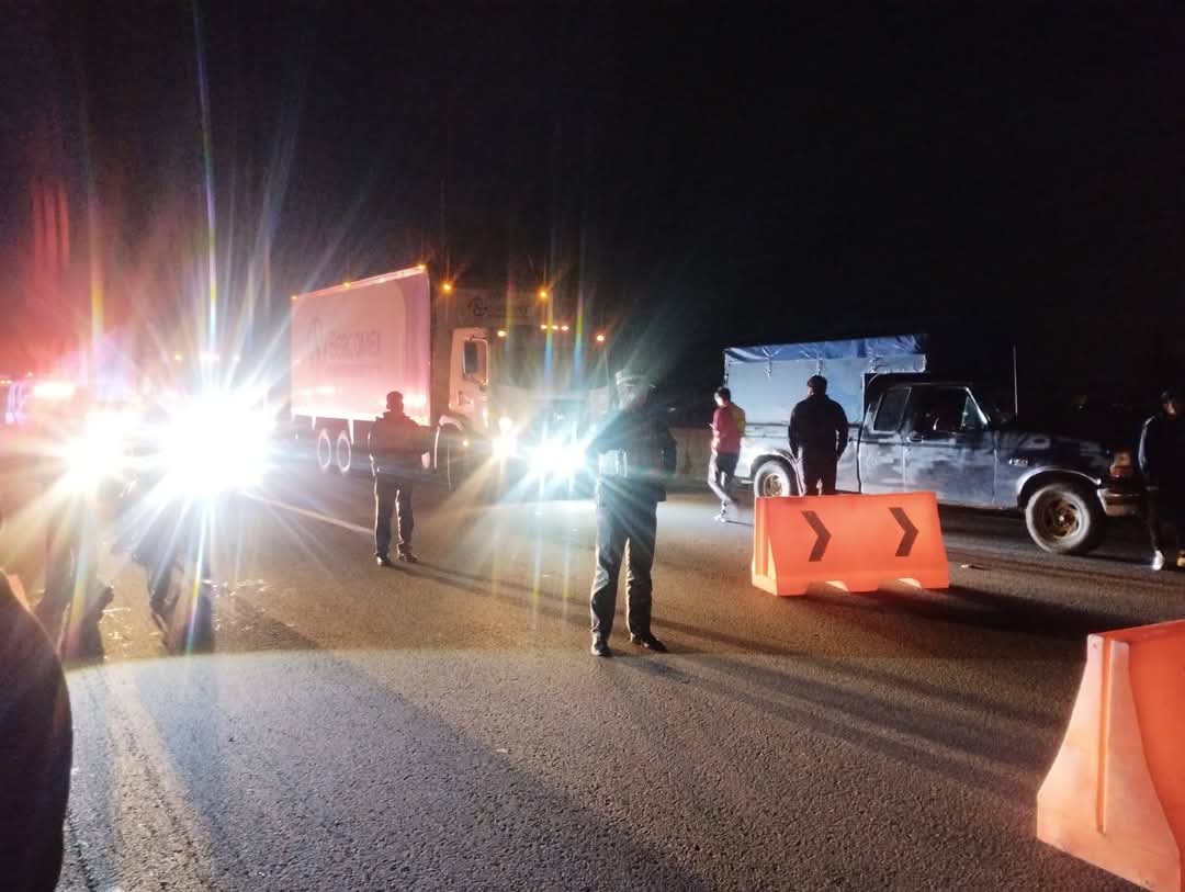 En estos momentos, el pueblo digno de #Xoxtla defiende el #Agua y cierra la autopista Puebla - México contra el mal gobierno de Armenta, la empresa traficante Concesiones Integrales y la presidenta municipal, Guadalupe Ortiz.

¡Viva el pueblo organizado de la región Cholulteca!