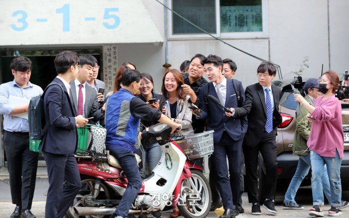 젓가락 타령으로 온 나라가 도배되고 있습니다.

특정 대선후보는 성접대를 받았다는 의혹을 받고 있는 와중 튀어나온 젓가락 타령입니다.

점심 메뉴마저 공익적 목적이라며 탐사 보도하던 기자님들 다 어디로 가셨습니까?

성접대 받은게 맞습니까? 아닙니까?