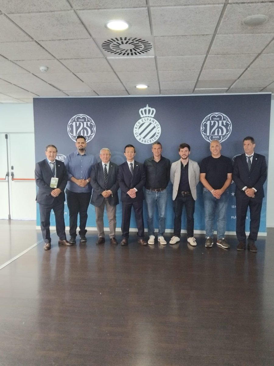 La setmana passada vam fer la presentació del 33è aplec de penyes de la FCPE davant els jugadors, i l’entrenador.
També aprofitant aquesta presentació dissabte ens van acompanyar a la llotja membres de la <a href="/PBBLAROCA/">C.F LA ROCA P.B.B.</a> i del consistori municipal.
#RCDE #FCPE