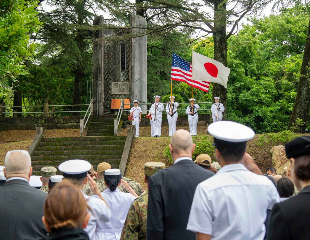 米海軍佐世保基地は、第二次世界大戦中にダム工事に従事し亡くなった53人のアメリカ人捕虜と14人の日本人労働者を追悼するため、相当ダム追悼式典を開催しました。この式典は、日米両国がダム建設中に失われた命を追悼し、友好国・同盟国としての絆を再確認する機会として毎年開催されています。