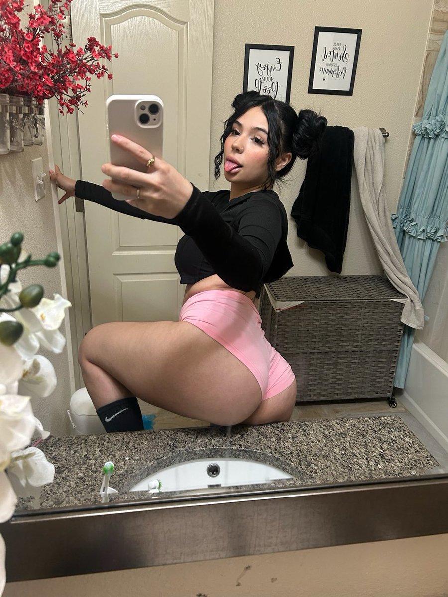 Reina2Freaky's tweet photo. Left or right which fit was better https://t.co/w5gpu1sfHm