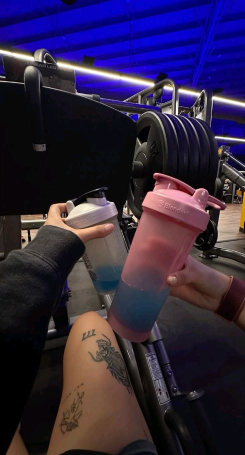 https_megs_'s tweet image. Au #TogaChako 

dónde Ocha se fija inmediatamente en una chica en el gimnacio mirándola demasiado 

o

Dónde Himiko no entiende porque la chica nueva la mira tan fijamente