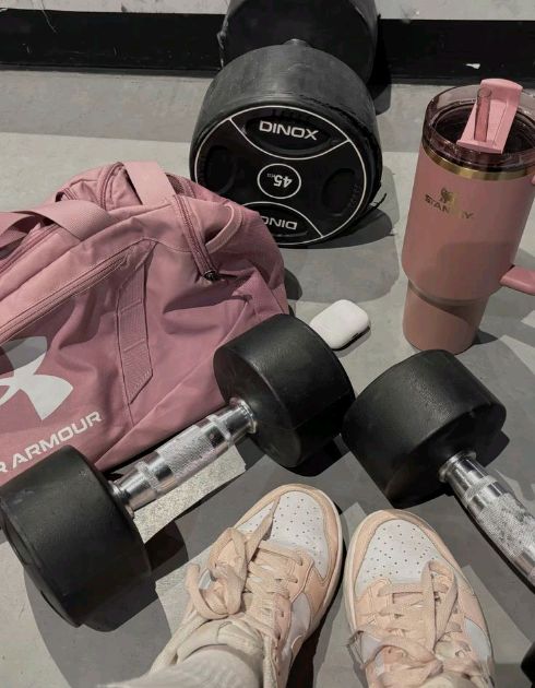 https_megs_'s tweet image. Au #TogaChako 

dónde Ocha se fija inmediatamente en una chica en el gimnacio mirándola demasiado 

o

Dónde Himiko no entiende porque la chica nueva la mira tan fijamente