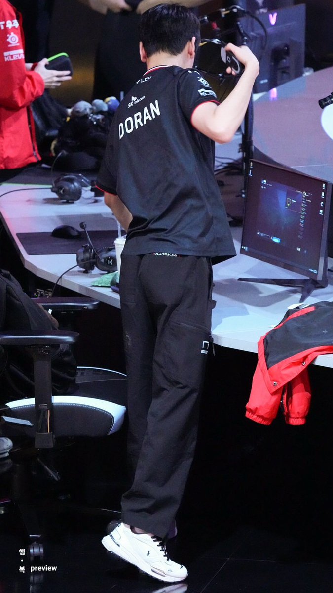 happiness_FD's tweet photo. 250528 LCK  T1 vs HLE 🐿👍
📸 preview

참 길어 😊 그래서 좋아 😁

#T1 #도란 #doran #최현준 https://t.co/dvwYtL1v23