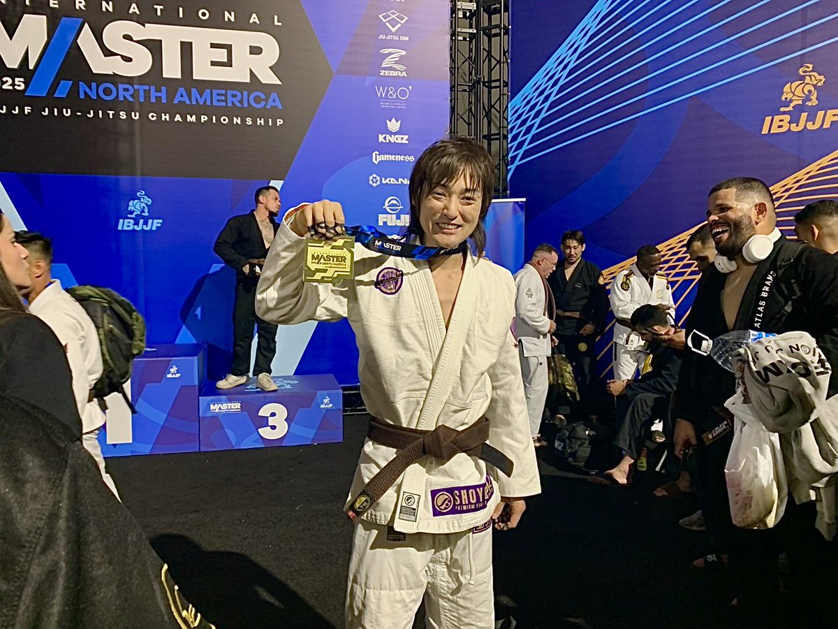 AKAredstar's tweet image. Secured the win please for my brown belt debut🥇
And another gold for @ibjjf international master, but as brown belt this time🟫🟫🟫
Now back to the training to get ready for world in Vegas in Aug

#bjj #brazilianjiujitsu #ibjjf #ブラジリアン柔術 #柔術