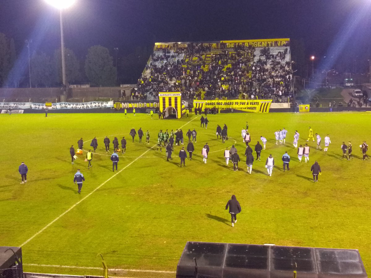 Final de la Primera etapa en Casanova: #AlmiranteBrown Iguala 0-0 ante #NuevaChicago. Ambos equipos con 10: Fueron expulsados; Gauna por el lado del Mirasol y Villalba en el Torito.