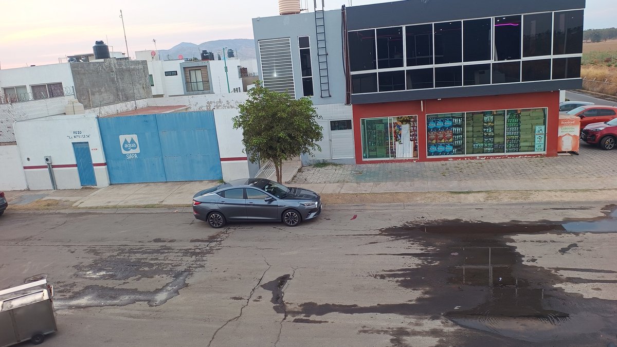 divideyvencera's tweet photo. @siapagdl @ZapopanGob Hay una fuga de agua en el fraccionamiento la moraleja en Zapopan. De agua limpia. https://t.co/qITPPRQ5mz