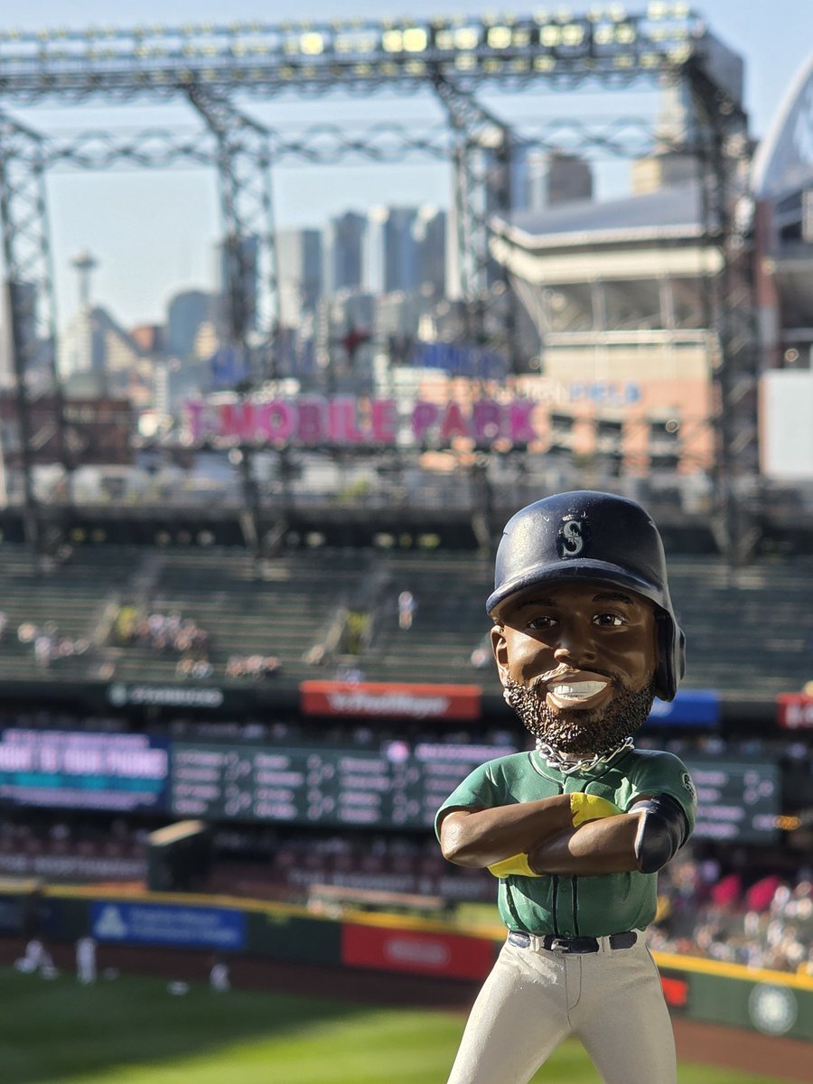 HeidyAlmighty's tweet photo. Cool guy Randy! ⚾️

#GoMariners #TridentsUp @Mariners https://t.co/FZtpMUmEew
