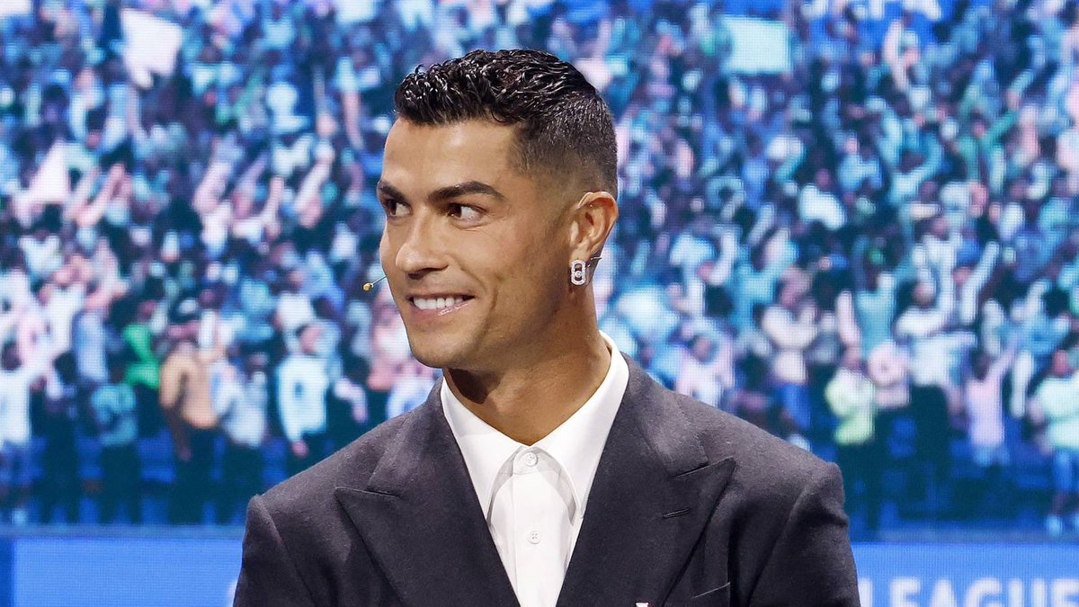 يُقال إن كريستيانو عرض نفسه على الهلال وأندية أخرى.. أستبعد ذلك تمامًا. لاعب بأسطورته وقيمته التسويقية لا يحتاج أن يطرق الأبواب ، من يعرف عقلية رونالدو، يدرك أنه لا يتحرك إلا من موقع قوة