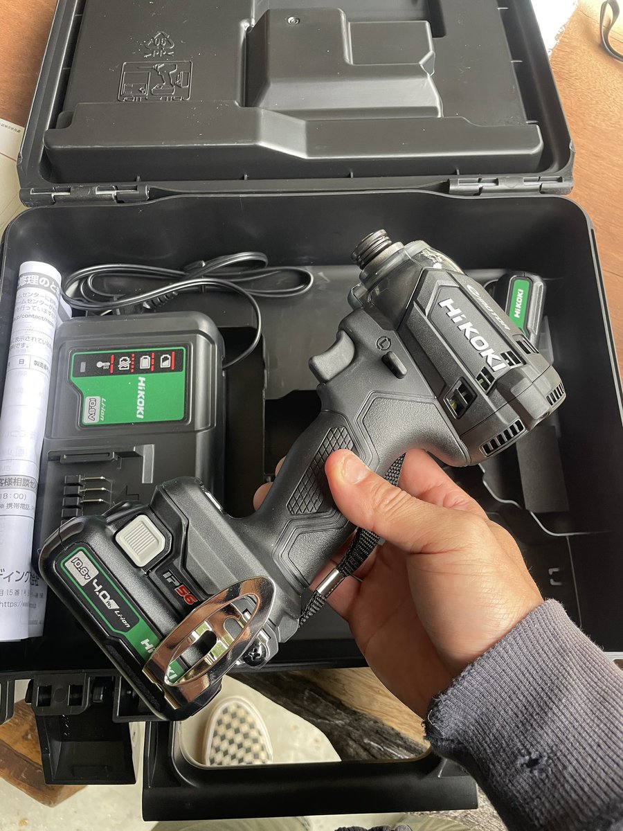 展示会で購入した10.8vインパクト
自分の仕事のスタイルなど考えた上、一周回ってこの位で良いやと思って購入。そこそこパワーあるし軽いから小回り効いて良い。