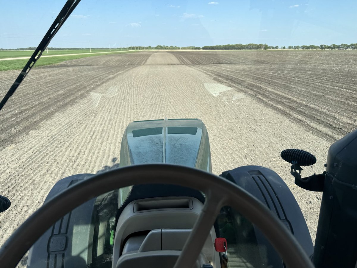 agassizmur1's tweet image. It’s the cherished last pass & last field. All edible beans now planted & that’s a wrap for @AgassizSeedFarm #plant25. Here’s hoping for a nice farming season & great summer.