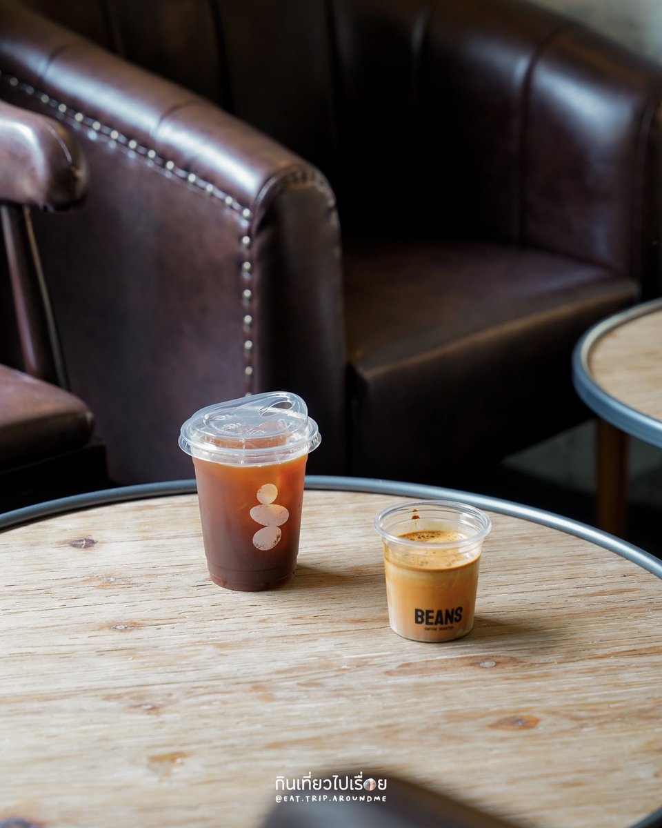 ployycs's tweet photo. Beans ร้านกาแฟสุดชิค กับสาขาใหม่ที่ย่านทรงวาด ตัวร้านจะอยู่อีกฝั่งถนน แถวๆท่าน้ำราชวงศ์ เป็นตึกแถวห้องมุมโดดเด่น ด้านในเน้นประดับประดาด้วยหลอดไฟมากมาย ด้านในก็จะมี 2 ชั้น ในพื้นที่ที่ค่อนข้างจำกัด ข้างบนถือว่าไพรเวทดี ไม่ค่อยมีใครขึ้นมาบนนี้ https://t.co/6JZA5pJCX3