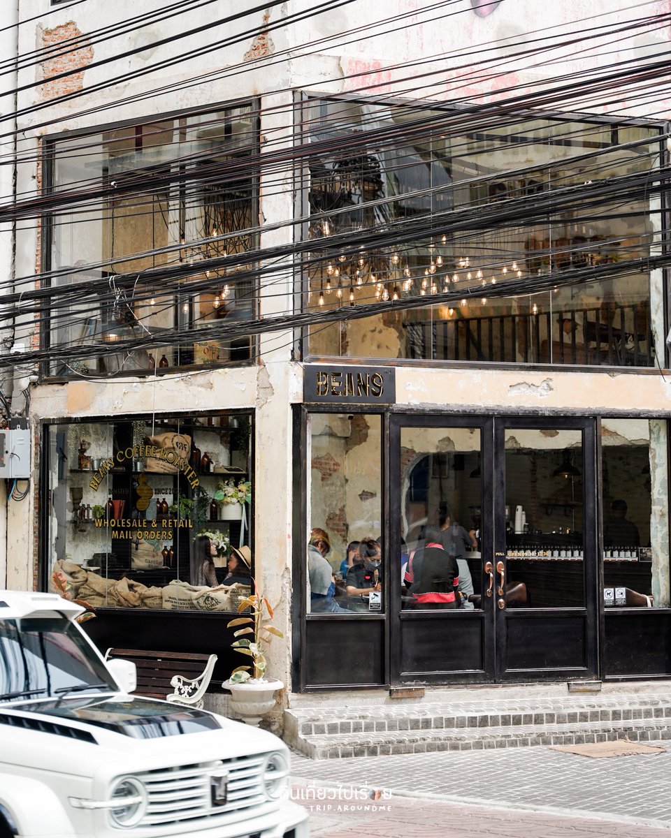 ployycs's tweet photo. Beans ร้านกาแฟสุดชิค กับสาขาใหม่ที่ย่านทรงวาด ตัวร้านจะอยู่อีกฝั่งถนน แถวๆท่าน้ำราชวงศ์ เป็นตึกแถวห้องมุมโดดเด่น ด้านในเน้นประดับประดาด้วยหลอดไฟมากมาย ด้านในก็จะมี 2 ชั้น ในพื้นที่ที่ค่อนข้างจำกัด ข้างบนถือว่าไพรเวทดี ไม่ค่อยมีใครขึ้นมาบนนี้ https://t.co/6JZA5pJCX3
