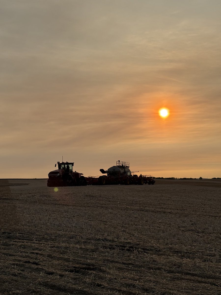 Darrenbratrud's tweet photo. Last morning shift for me this morning. The farm I work for should be done tmr but easily Friday Morning #seeding25 https://t.co/j36r1bxhlE