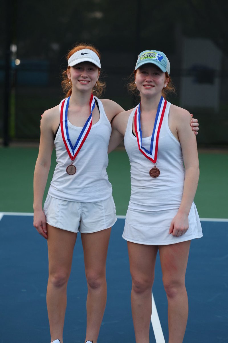 KHSAA's tweet image. Congratulations to our girls’ doubles quarterfinalists: Parker Lally/Zoey Graziano (Central Hardin), Morgan Robertson/Peyton Lemily (South Warren), Addison Gragg/Kennedy Gragg (Louisville Collegiate), and Helen Bai/Himani Deo (DuPont Manual). #khstn 
📸 @toniawittphoto