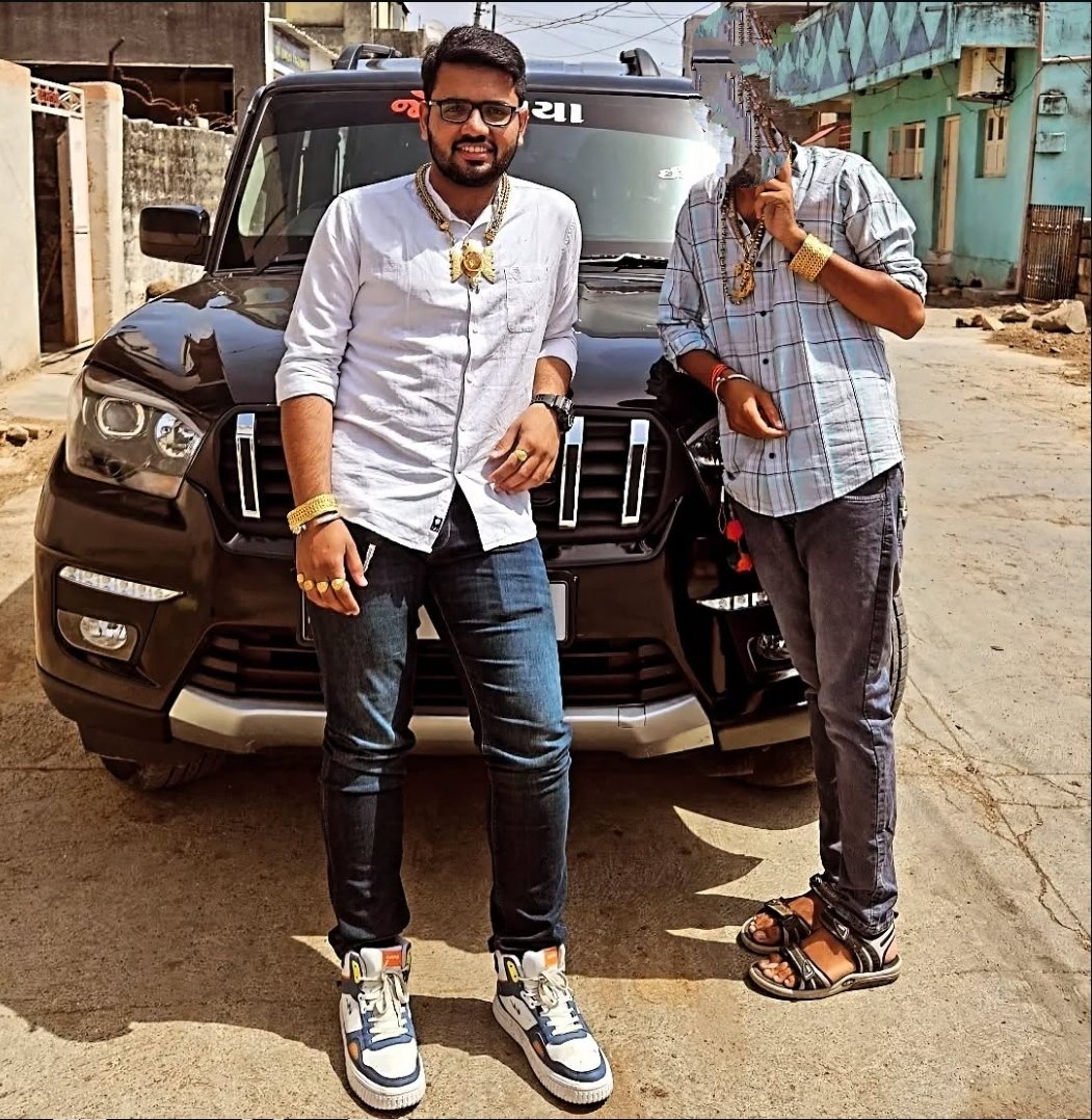 n472507's tweet photo. @YAJadeja આવા તો ઢગલા છે,નકલી પ્રમાણપત્રથી ડોકટર એન્જીનયર બન્યા છે,જોવો આ વ્યક્તિ મોંગીદાટ ગાડીમાં ફરે છે અને ભારે ભારે સોનાના ઘરેણા પેહરે છે અને આજ વ્યક્તિ ST ના પ્રમાણપત્રથી ડોકટર પણ બની જાય છે,જયારે એમનાજ અમુક કુટુંબી OBC માં આવે છે,છે ને પૈસા નો કમાલ.
નામ : ડો. હીમાંશું કરોતરા (રાયકા) https://t.co/QoJ340BQ1Q