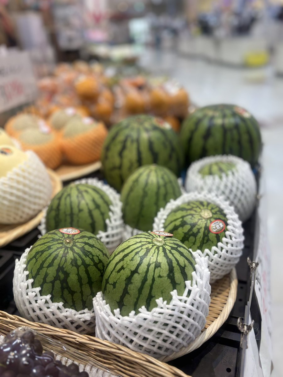 otsuchiyacchaba's tweet photo. 初物入荷しました。『デラゥエアー』です。他にも、旬の果物、野菜を取り揃えております♪本日も、ご来店お待ちしておりまーす。#大槌マスト　#大槌　#大槌八百屋　#iwate #japan #otsuchi #シーサイドタウンマスト https://t.co/VybsgHtWsl