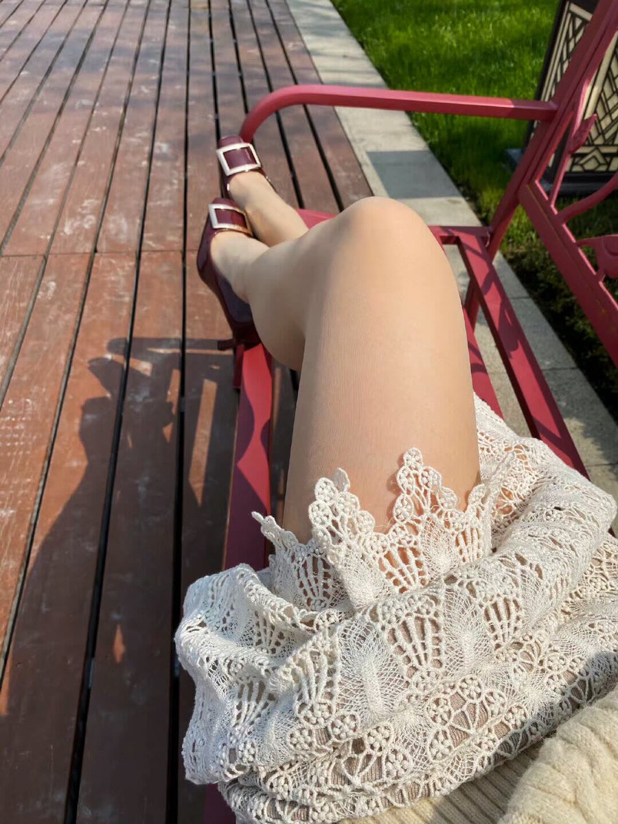 找对夫妻晚上一起喝酒微醺后玩飞行棋和大冒险，单男要加入也可以只要2个。私信详细介绍自己