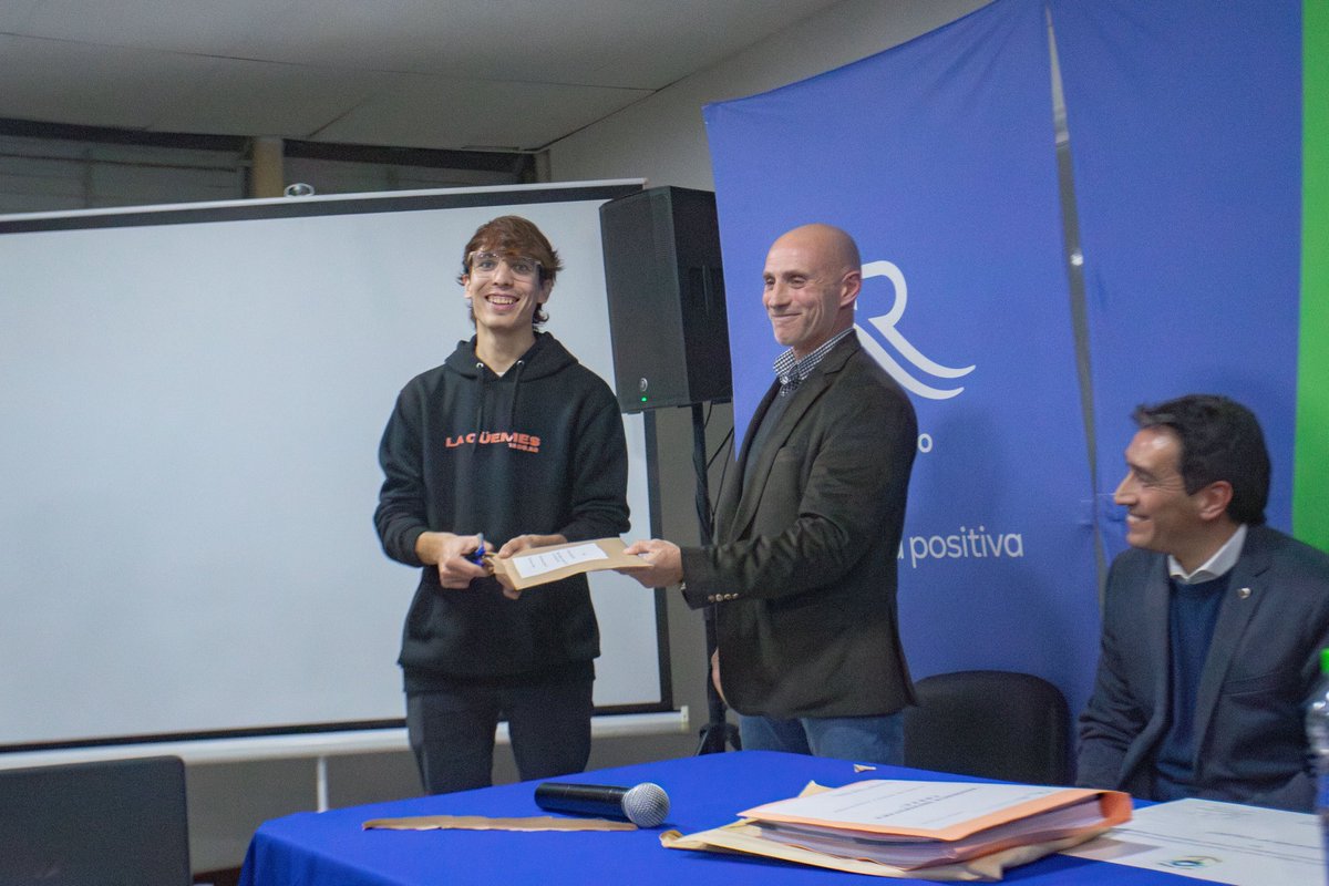 Weretilneck's tweet photo. OBRAS QUE SON OPORTUNIDADES PARA LOS JÓVENES RIONEGRINOS 

Hoy licitamos la nueva residencia universitaria para el CURZAS. Esta obra no es solo construir un edificio. Es abrir una puerta. Es decirle a cada joven rionegrino que no está solo.

Porque sabemos lo que cuesta dejar la casa, la familia, los afectos. Y también sabemos lo que cuesta pagar un alquiler.

Esta residencia es un acto de justicia. Una oportunidad real para que estudiantes de toda la provincia, y especialmente de la Región Sur, puedan estudiar, crecer y soñar con un futuro posible.

Nos sentimos orgullosos de invertir donde hay que invertir: en nuestros jóvenes, en la educación pública, libre y gratuita. Porque para nosotros no hay rionegrinos de primera ni de segunda. Acá todos tienen que tener las mismas oportunidades.