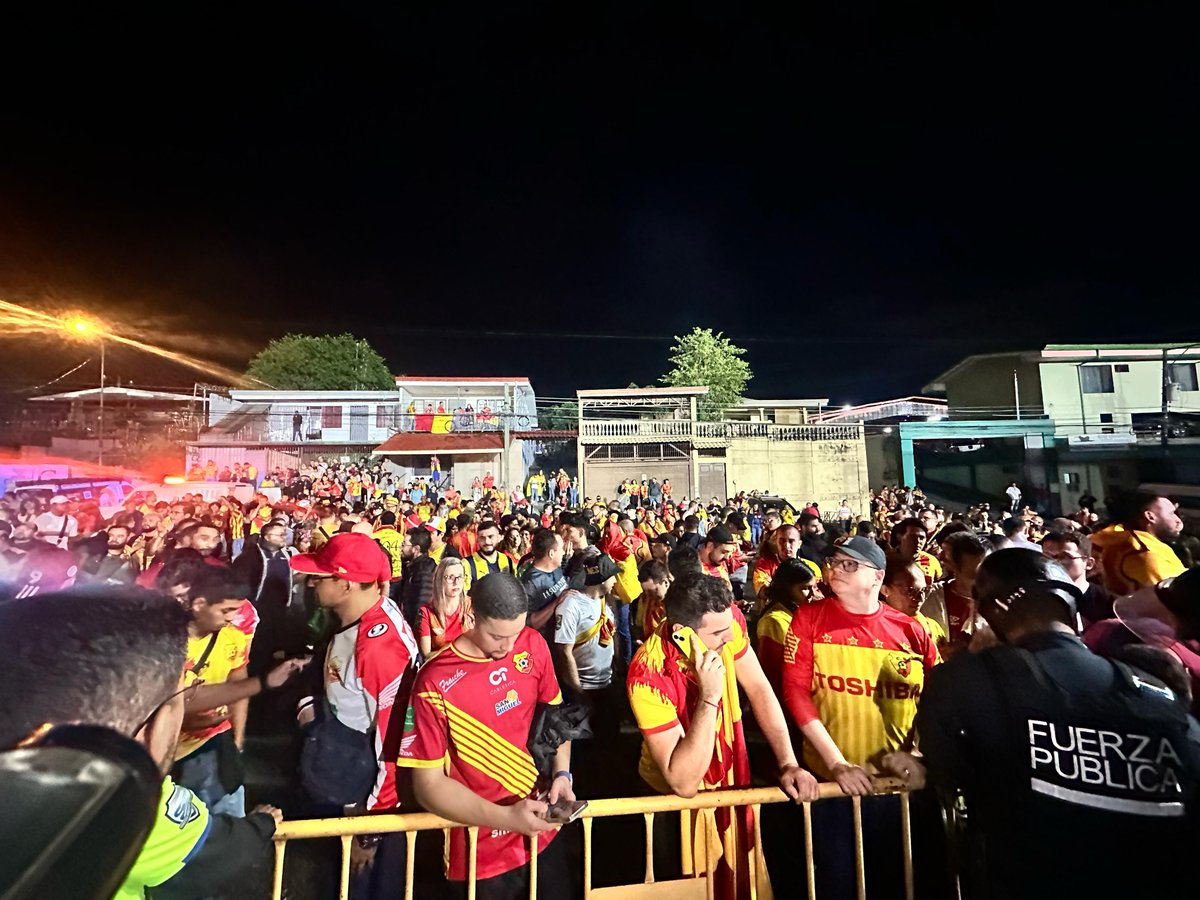 AlexGaitanCR's tweet image. Desorden total en Santa Bárbara 🔽 

Hasta socios del Herediano quedaron fuera de la final.

Hay estadios que NO están capacitados para una Gran Final. El Carlos Alvarado es uno de ellos.

📸 @deporterepretel

#FinalCR