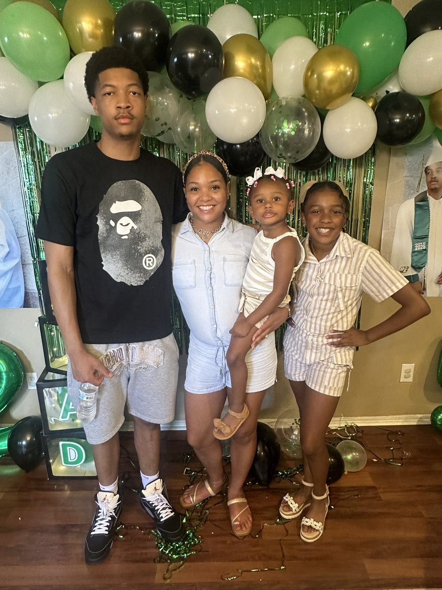 Keonaka1's tweet image. Graduation season complete 💪🏽! Our graduates @desotoisdeagles @RHHSHawks #firstcousins #cursesbroken