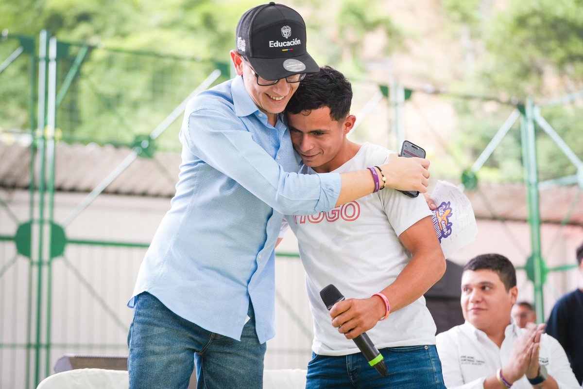 Mineducacion's tweet photo. ¡La #RutaDelAmorPorElCatatumbo llegó también a El Carmen!

Hoy el ministro @DanielRMed llegó con una inversión que antes no existía en la región y que aportará a garantizar un mejor futuro para los niñas, niños y jóvenes de la región.

¡Esto sí es cambio de verdad! 🙌

El Catatumbo ya no es territorio olvidado, ahora es prioridad en el #GobiernoDelCambio. 💜