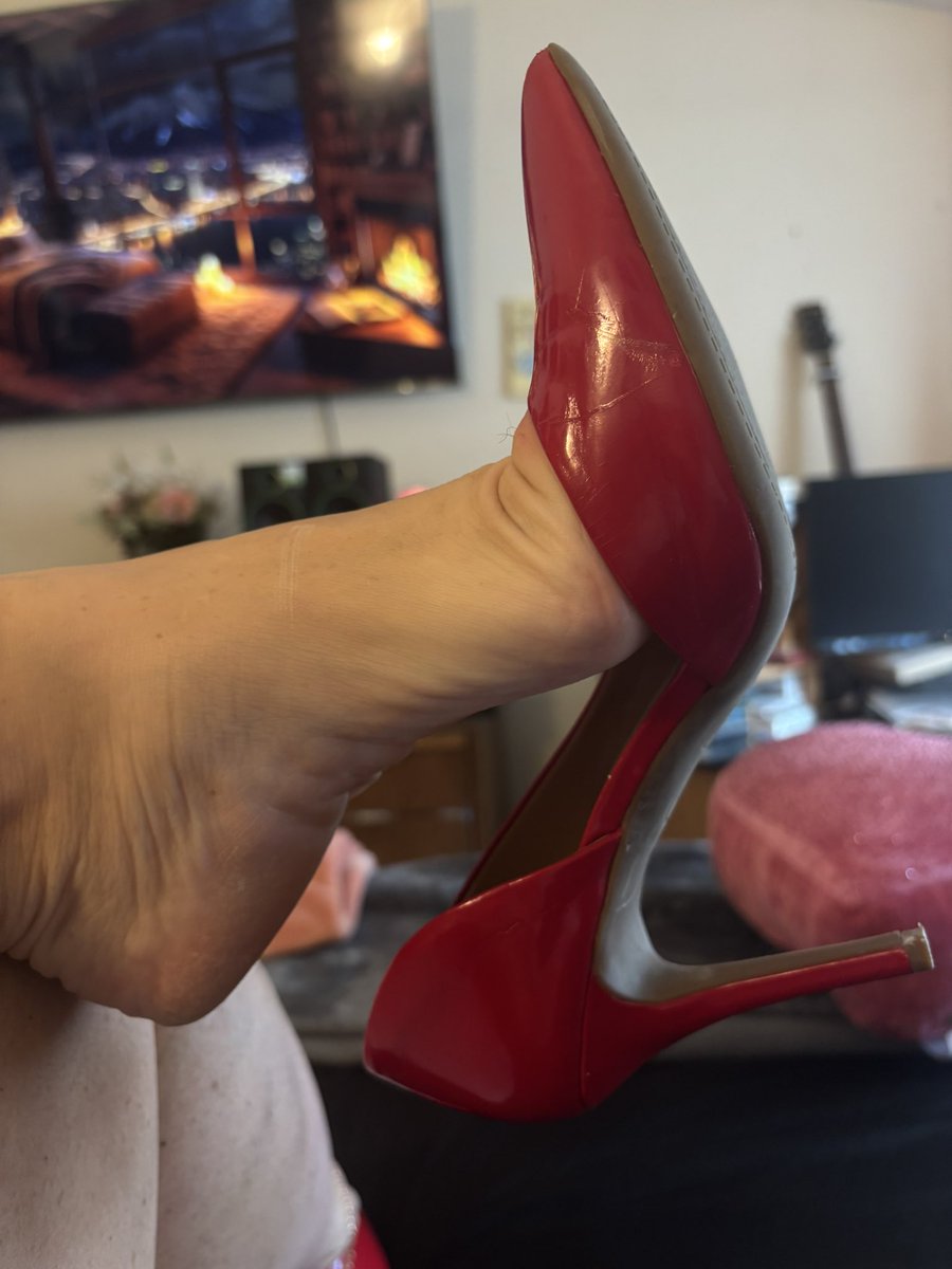GreenEyedhotti's tweet photo. New content babes 🥰👣👠
#onlyfans
#feetpics
#redhott
#MILF https://t.co/mQqOoXJEAU