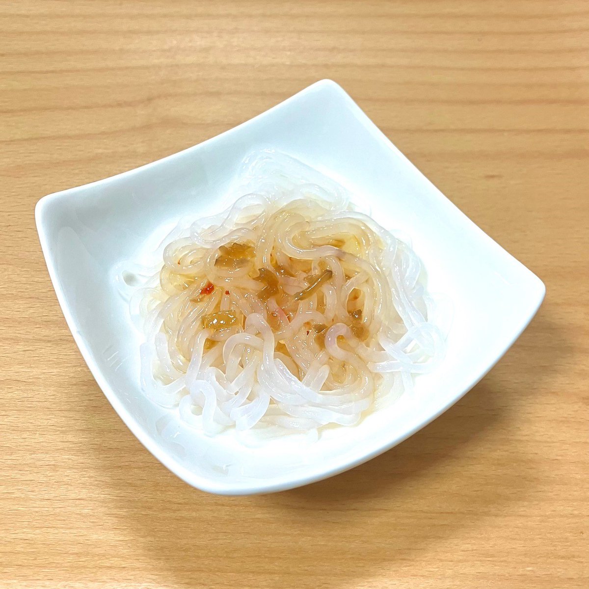 ＼5月29日は【#こんにゃくの日】！／
暑い季節にぴったりの「#しらたきサラダ」はいかが？
お好みのドレッシングをかけるだけで、
さっぱり＆さわやか、ヘルシーで大満足！
手軽に作れて、火を使わないのも嬉しいポイント🙆
毎日の食卓の一品に是非🍽️😋
#ヘルシーメニュー