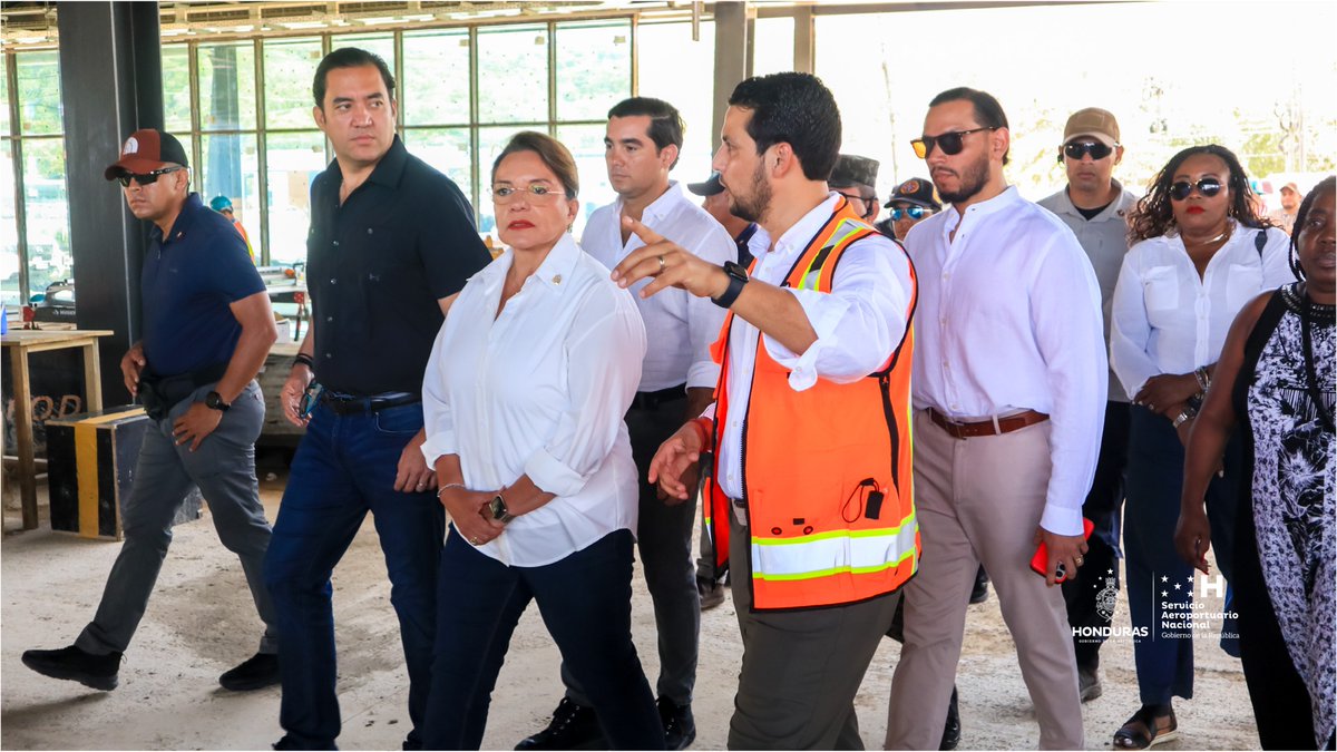 SANHNoficial's tweet photo. ✈️ ¡Roatán despega hacia el futuro!
La presidenta Xiomara Castro visitó el Aeropuerto Juan Manuel Gálvez para supervisar su transformación.
💰 Se invierten L.2,100 millones a nivel nacional, de los cuales L.811 millones son para Roatán.
Turismo, desarrollo y conectividad. https://t.co/UveSFrfVcu