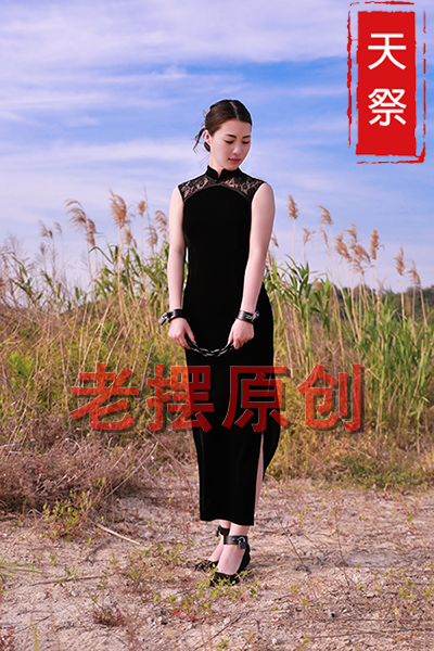 #天祭 
#旗袍 
#镣铐 
#荒原

这次拍摄太累了🤣
且不谈耗时一个多月的各种准备，单单说运输吧——要把六七十公斤的道具、野外装备、摄影器材，用手拉肩扛的方式搬运上山，有些路段甚至需要绳索辅助才能上去……
原创有多难，大家能想象吗？
但真的很值！！

❤️申请入群，无性约调、写真拍摄，可私信。