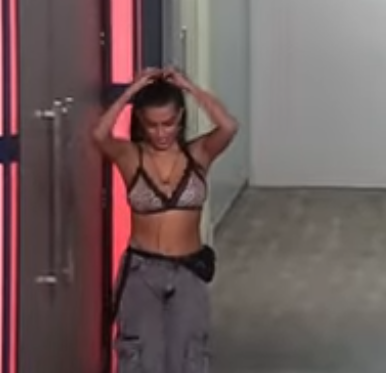 #GranHermano 

Luz directamente hubieras ido en tetas en vez de ponerte ese corpiño