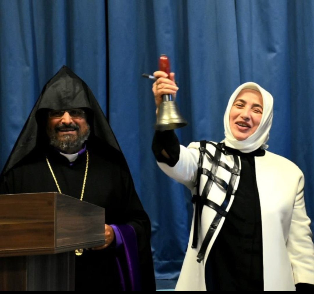 Erdoğan'ın Anayasa için 10 arkadaşımızı görevlendirdik dediği birbirlerinden değerli o isimler ( ! ) Hele aralarında biri varki memleketin başına belâ olan tüm uluslararası sözleşmelerin arkasında her zaman onun ismi çıkıyor. İstanbul Sözleşmesinin amansız savunucusu, 6284 Kanunu