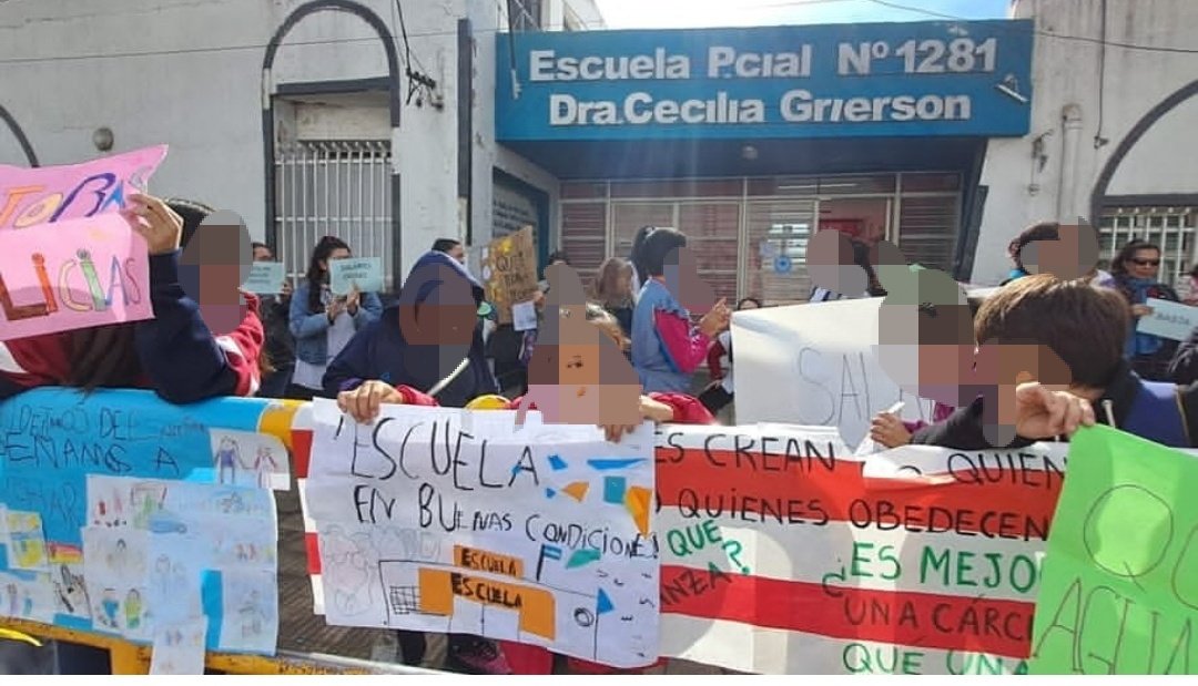 fmod999's tweet photo. #Schoolgate #Amsafeadoctrina #Libertarian #Ancap
News from my side of the world
Argentinian sindicates call for teachers to use the children in protests, forcing them to write marxist letters and march against the police without oarents consent, defended by sindicates images down https://t.co/RhYPnaty33